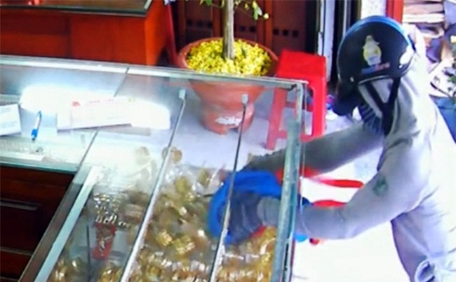 Tiền Giang: Thiếu nữ 16 tuổi táo bạo cướp ở tiệm vàng giữa ban ngày