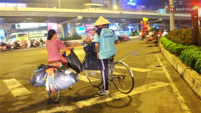 Cùng mẹ lượm ve chai khắp Sài Gòn, cậu học trò lớp 12 vẫn mang về nhiều thành tích đáng nể - Ảnh 13.