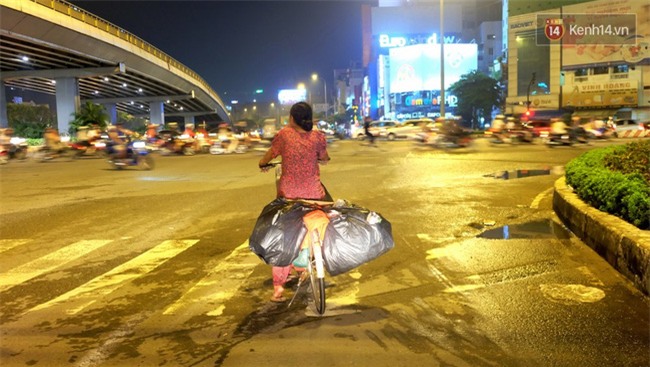 Cùng mẹ lượm ve chai khắp Sài Gòn, cậu học trò lớp 12 vẫn mang về nhiều thành tích đáng nể - Ảnh 15.
