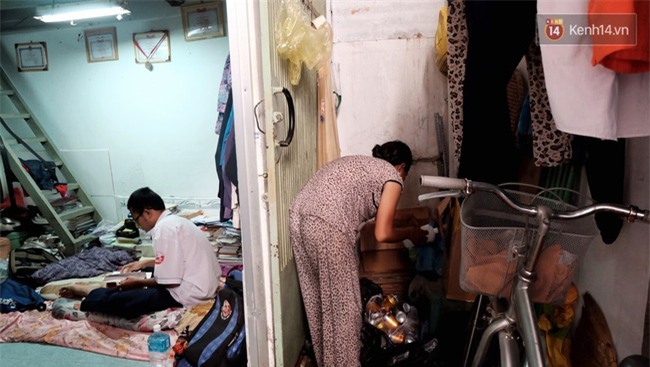 Cùng mẹ lượm ve chai khắp Sài Gòn, cậu học trò lớp 12 vẫn mang về nhiều thành tích đáng nể - Ảnh 3.