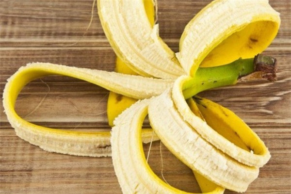 đắp vỏ chuối trị đau đầu
