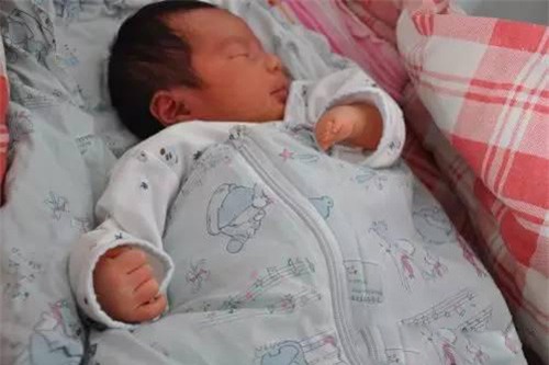 Bà mẹ sinh con dị tật không ngón tay vì vô tình làm việc này - Ảnh 2.