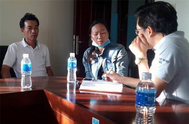 Dua nguoi nha di cap cuu, bi danh tai ngay benh vien hinh anh 1