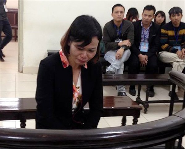 Cô gái nhận cái kết đắng vì xách giúp trai lạ hộp bánh