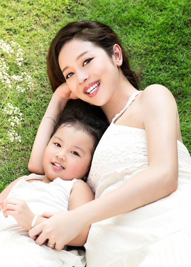 Me con Jennifer Pham chup anh trong bon tam hinh anh 6