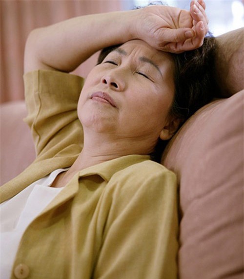 me chong nam liet dung “chieu doc” tri con dau bat hieu - 2