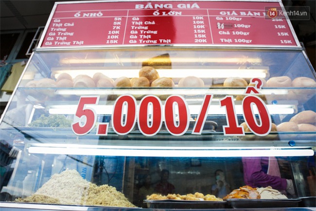 Xe bánh mì gà quen thuộc của người nghèo Sài Gòn: Chỉ 5.000 đồng/ổ, lúc nào cũng đắt khách - Ảnh 2.