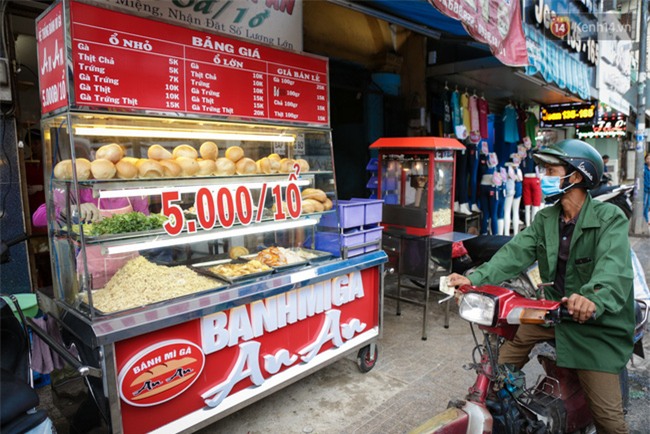 Xe bánh mì gà quen thuộc của người nghèo Sài Gòn: Chỉ 5.000 đồng/ổ, lúc nào cũng đắt khách - Ảnh 3.