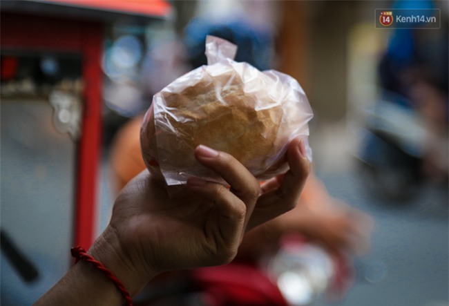 Xe bánh mì gà quen thuộc của người nghèo Sài Gòn: Chỉ 5.000 đồng/ổ, lúc nào cũng đắt khách - Ảnh 10.