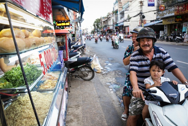 Xe bánh mì gà quen thuộc của người nghèo Sài Gòn: Chỉ 5.000 đồng/ổ, lúc nào cũng đắt khách - Ảnh 11.