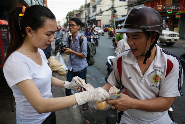 Xe bánh mì gà quen thuộc của người nghèo Sài Gòn: Chỉ 5.000 đồng/ổ, lúc nào cũng đắt khách - Ảnh 12.