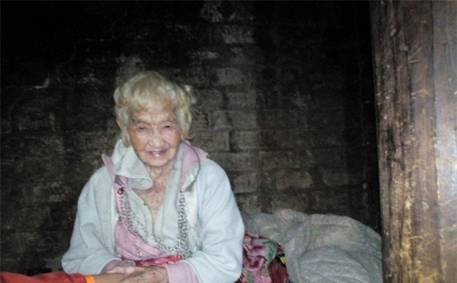 Chuyện tình lãng mạn của cụ bà 100 tuổi với trai trẻ 40 xôn xao cả nước