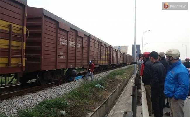 Người vợ nằm giữa đường gào khóc bên thi thể chồng bị tàu hỏa cán - Ảnh 2.