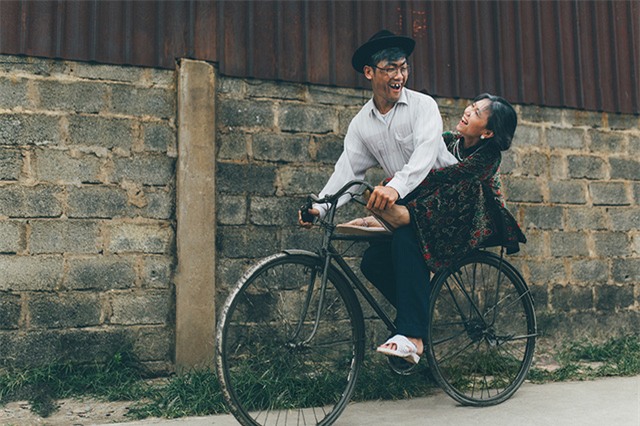 Bà ngồi trên gác-ba-ga chiếc xe đạp tróc sơn
