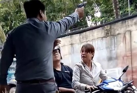 Hình ảnh vị giám đốc công ty bảo vệ lấy súng bắn chỉ thiên.