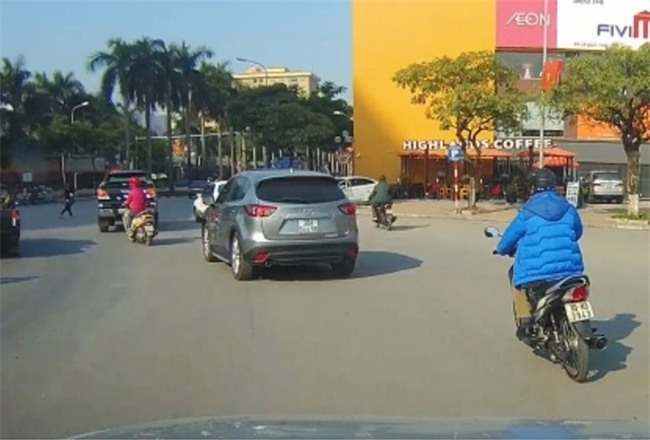 Lời khai phó giám đốc lái xe Mazda CX5 lạng lách, tông vào người đi đường rồi bỏ chạy - Ảnh 1.