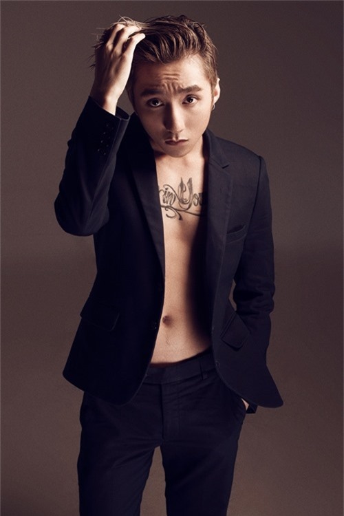 Choáng với body không múi và hình xăm ở ngực Sơn Tùng - 1