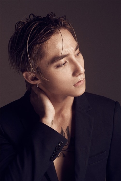 Choáng với body không múi và hình xăm ở ngực Sơn Tùng - 5