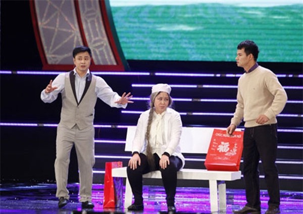 Tự Long, Xuân Bắc tung hứng với nghệ sĩ Hồng Vân trên sân khấu hài chương trình Xuân phát tài 2015.