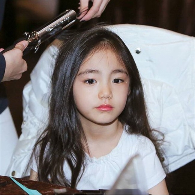 Bạn sẽ nghẹn ngào khi xem chân dung cô bé Hàn Quốc xinh đẹp này. Với nụ cười tươi rói, đôi mắt to, và mái tóc dài óng ả, cô bé như một nàng công chúa mang đến sự mát mẻ cho mùa hè.
