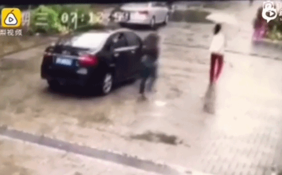 Đoạn clip gây sốc này sẽ cho bạn thấy cảnh giác khi ra đường chưa bao giờ là thừa cả