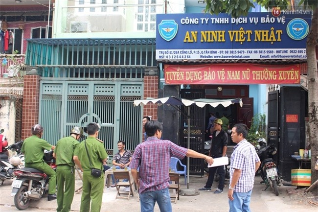 Tạm giữ giám đốc công ty bảo vệ ở Sài Gòn nổ súng dọa người mẹ đến đòi lương cho con trai - Ảnh 1.