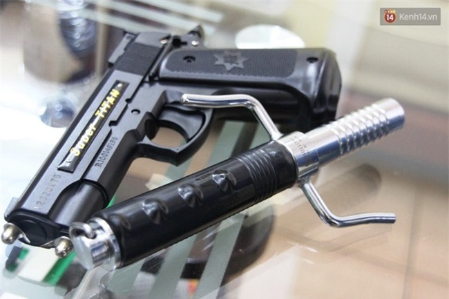 Tạm giữ giám đốc công ty bảo vệ ở Sài Gòn nổ súng dọa người mẹ đến đòi lương cho con trai - Ảnh 3.