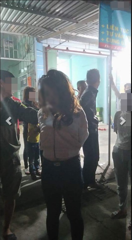 Cô gái trộm xe đạp bị chủ nhà bắt trói, đeo biển đi diễu quanh làng - Ảnh 1.