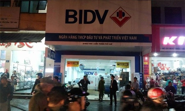 Dung sung do choi tan cong ngan hang, cuop 700 trieu dong hinh anh 2