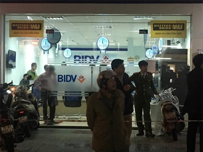 Dung sung do choi tan cong ngan hang, cuop 700 trieu dong hinh anh 4