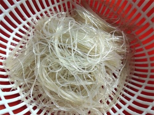 Miến sạch, không bị tẩy hóa chất thường có màu trắng đục hoặc xám đen