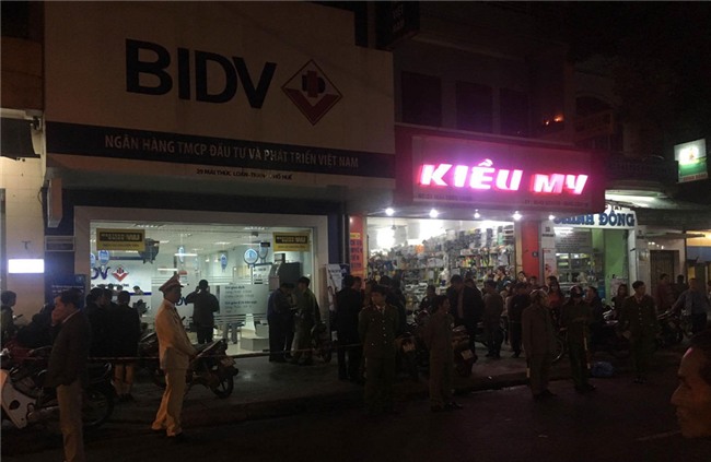 Nhiều bi vương vãi ở hiện trường, cướp ngân hàng táo tợn