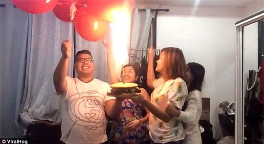 Nổ bóng bay trong thang máy, 8 người bị thương - Ảnh 1.