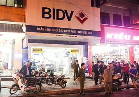 cuop ngan hang o hue: bat luc nhin ten cuop xach di 700 trieu dong - 1