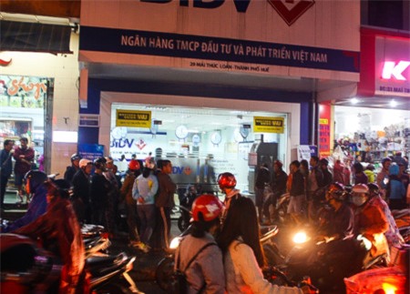 cuop ngan hang o hue: bat luc nhin ten cuop xach di 700 trieu dong - 2