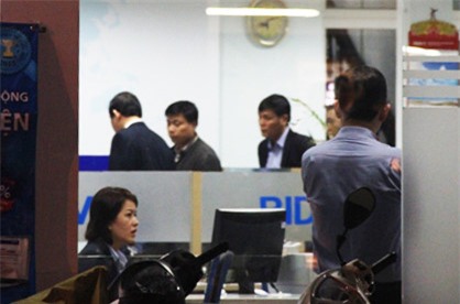 cuop ngan hang o hue: bat luc nhin ten cuop xach di 700 trieu dong - 3