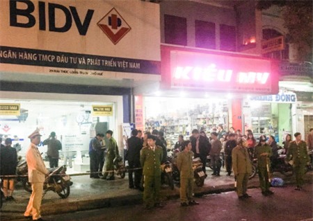 cuop ngan hang o hue: bat luc nhin ten cuop xach di 700 trieu dong - 4