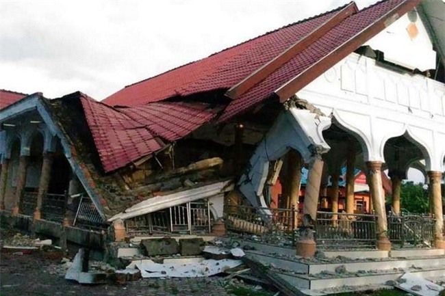 Indonesia động đất mạnh, ít nhất 18 người chết - Ảnh 1.