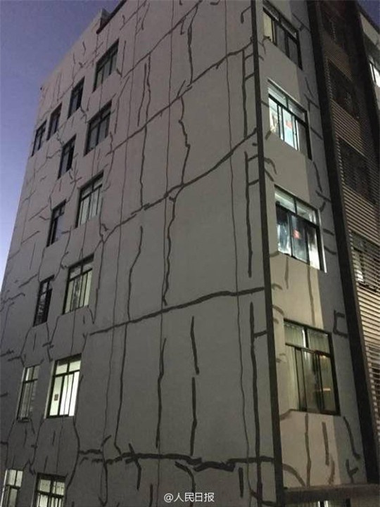 Trung Quốc: Sinh viên kinh hồn bạt vía khi ký túc xá nứt toác, nhà trường cho dính băng keo - Ảnh 2.