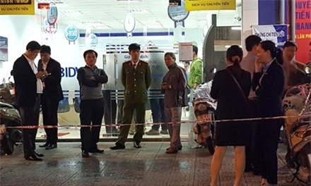 Phong tỏa hiện trường cướp ngân hàng ngay sau khi vụ cướp xảy ra vào tối 6/12.