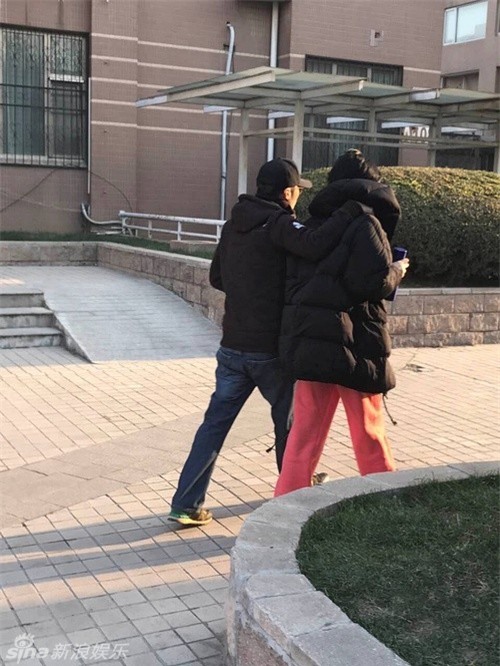 Tạ Đình Phong - Vương Phi tình cảm nắm tay nhau đi dạo như đôi vợ chồng già - Ảnh 2.