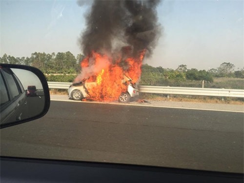 tai xe bat khoc ben o to boc chay ngun ngut hinh anh 1