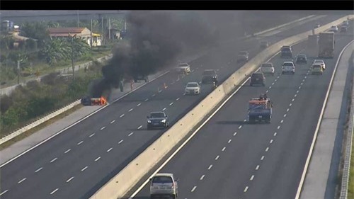 tai xe bat khoc ben o to boc chay ngun ngut hinh anh 2