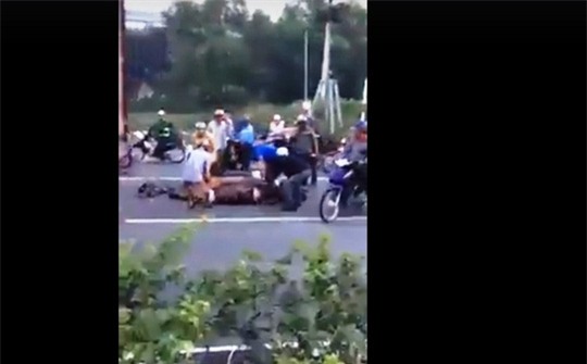 Cảnh xúm nhau xẻ thịt con trâu bị tai nạn giữa đường