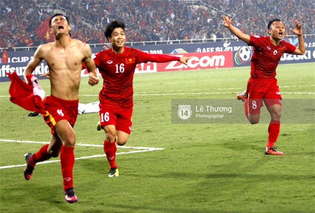 Khoảnh khắc Minh Tuấn chắp tay cảm ơn bố vừa qua đời sau khi ghi bàn lội ngược dòng - Ảnh 3.