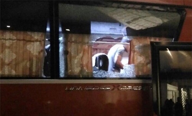 Cầu thủ và ban huấn luyện đội tuyển Indonesia được chuyển qua chiếc xe bus khác để trở về khách sạn nghỉ ngơi.