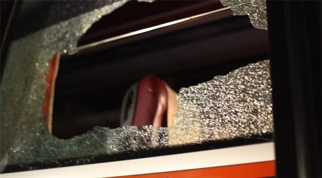 Xe cho tuyen Indonesia bi tan cong hinh anh 2