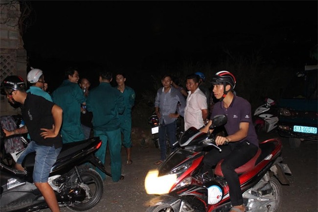 Bình Dương: Nam thanh niên lê lết dắt xe máy kêu cứu, bên trong bãi cỏ người bạn đã chết - Ảnh 2.