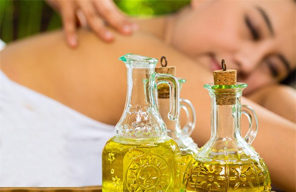 dầu thầu dầu chữa đau lưng