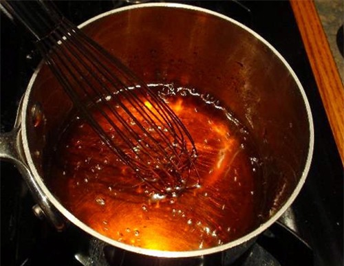 Nước hàng (nước màu) tự làm không khó mà lại có hương vị thơm ngon hơn loại mua sẵn. Ảnh: Internet